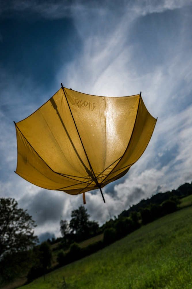 gelber Regenschirm