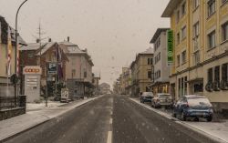 Hauptstrasse in Hochdorf bei Schnee